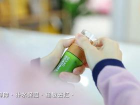 七老亲肌嫩肤乳特含神经酰胺,胆固醇,游离脂肪酸为肌肤打造一个仿生的天然屏障,防止水分流失,让暗沉、疲劳和粗糙的肌肤重获新生。